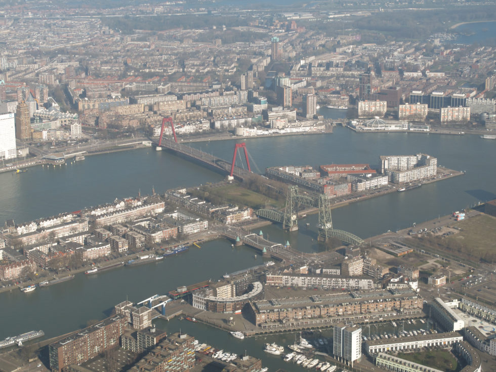 Luchtfoto van de Willemsbrug en Willems-As in Rotterdam.