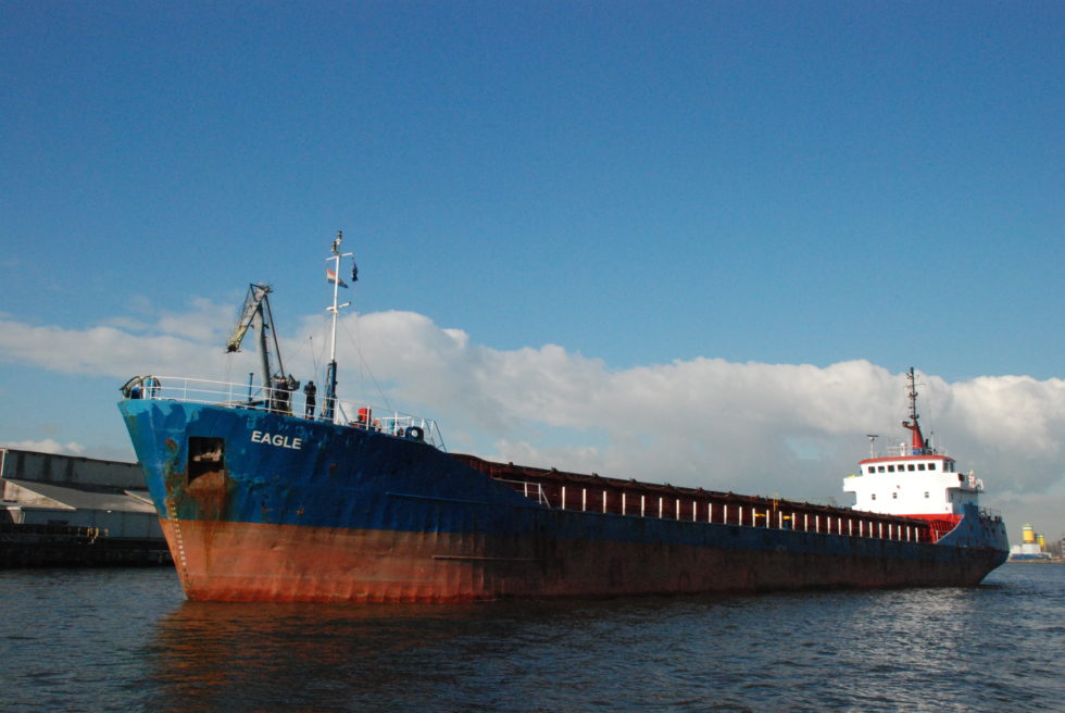 Foto van een vrachtschip op de plek waar de nieuwe wijk Haven-Stad moet verrijzen