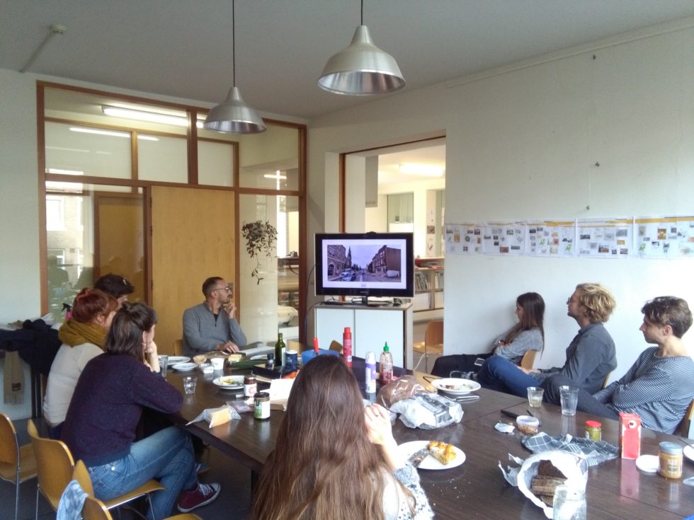 Foto van de lunchpresentatie van Giacomo over zijn recente reis naar Baltimore. 