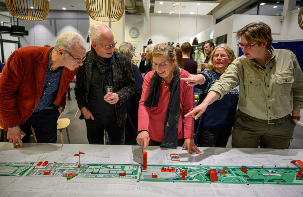 Deze foto laat zien dat mensen enthousiast reageren op de maquette van De Bretten