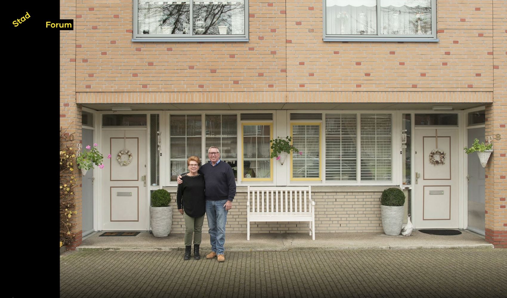 Foto van Dick en Rietje voor hun huis