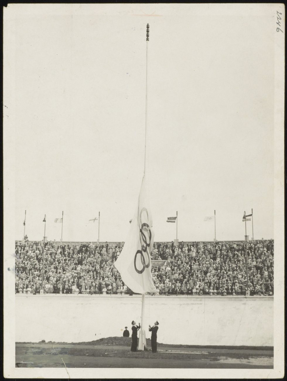 Foto van het neerhalen van de vlag tijdens de Olympische Spelen in Amsterdam 1928