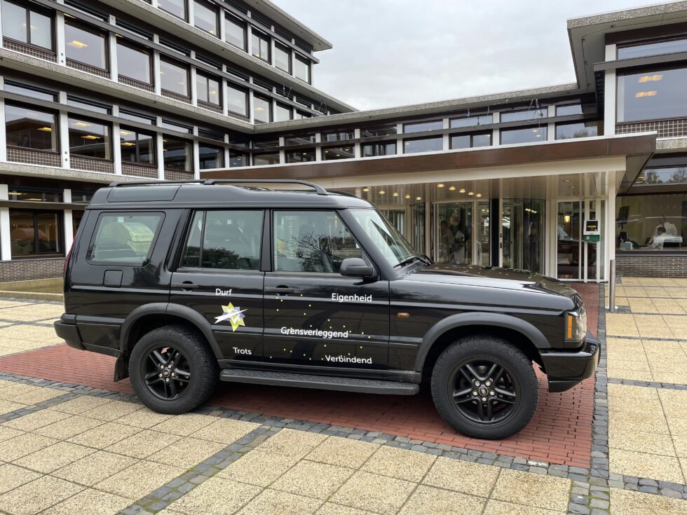 Een foto van de Jeep Discovery waarmee het college van Coevorden naar Assen reed