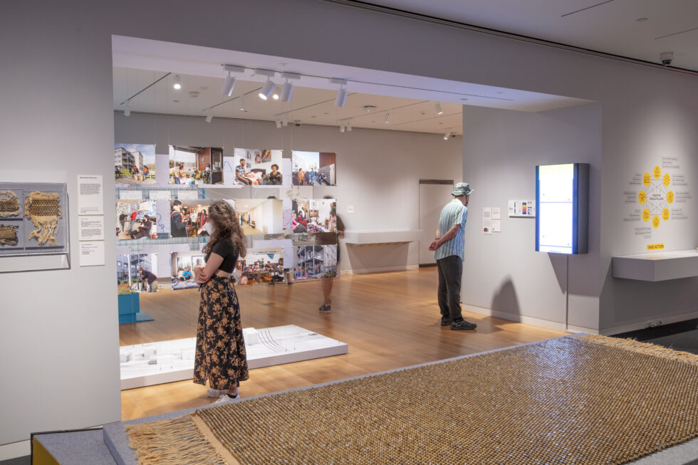 Foto van onze installatie binnen de tentoonstelling Designing Peace