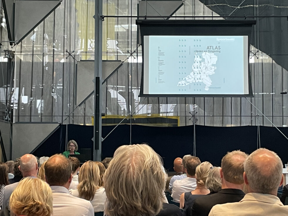 Foto van het symposium waarop de Atlas Spoor & Omgeving werd gepresenteerd